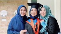 Intip Gaya Hijab Ria Ricis Wisuda Online Setelah 7 Tahun Kuliah