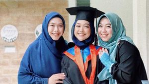 Intip Gaya Hijab Ria Ricis Wisuda Online Setelah 7 Tahun Kuliah