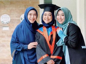 Intip Gaya Hijab Ria Ricis Wisuda Online Setelah 7 Tahun Kuliah Intip Gaya Hijab Ria Ricis Wisuda Online Setelah 7 Tahun Kuliah