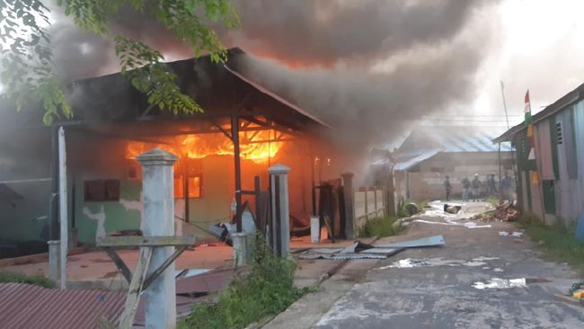 Pendukung Paslon di Papua Protes Putusan KPU, Rusak Kantor Bupati-Bakar Rumah Pendukung Paslon di Papua Protes Putusan KPU, Rusak Kantor Bupati-Bakar Rumah