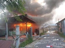 Pendukung Paslon di Papua Protes Putusan KPU, Rusak Kantor Bupati-Bakar Rumah