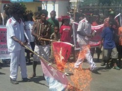 Tolak OPM, Warga Wamena Bakar Bendera Bintang Kejora