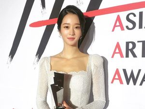 Foto: Cantiknya Seo Ye Ji Pakai Gaun Pengantin di Asia Artist Awards 2020
