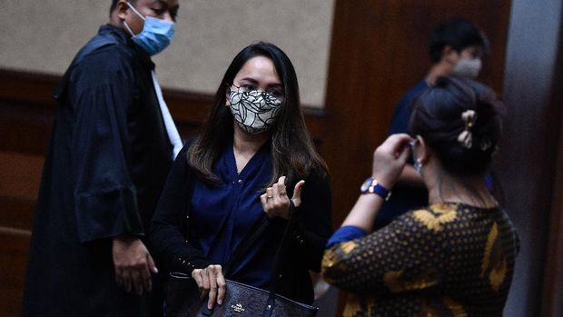 Adik terdakwa Pinangki Sirna Malasari, Pungki Primarini memberikan kesaksian dalam sidang kasus dugaan suap dan gratifikasi pengurusan fatwa Mahkamah Agung (MA) Djoko Tjandra di Pengadilan Tipikor, Jakarta, Senin (30/11/2020). Dalam sidang tersebut Jaksa Penuntut Umum menghadirkan sejumlah saksi diantaranya yaitu Pungki Primarini selaku adik terdakwa dan Andi Irfan Jaya selaku perantara pemberi suap terdakwa. ANTARA FOTO/Sigid Kurniawan/foc.