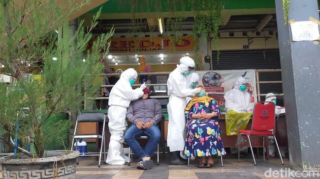 Datangi Dadakan 2 Pasar di Surabaya, 241 Pedagang dan Pembeli Dites Swab Datangi Dadakan 2 Pasar di Surabaya, 241 Pedagang dan Pembeli Dites Swab