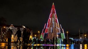 Warna-Warni Pohon Natal Terangi Lithuania