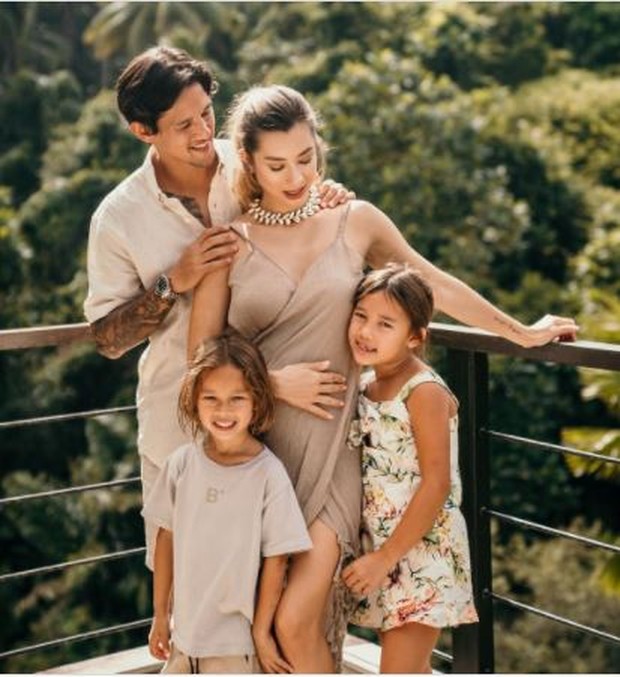 Wrap dress/instagram.com/jenniferbachdim tampil extra dengan wrap dress