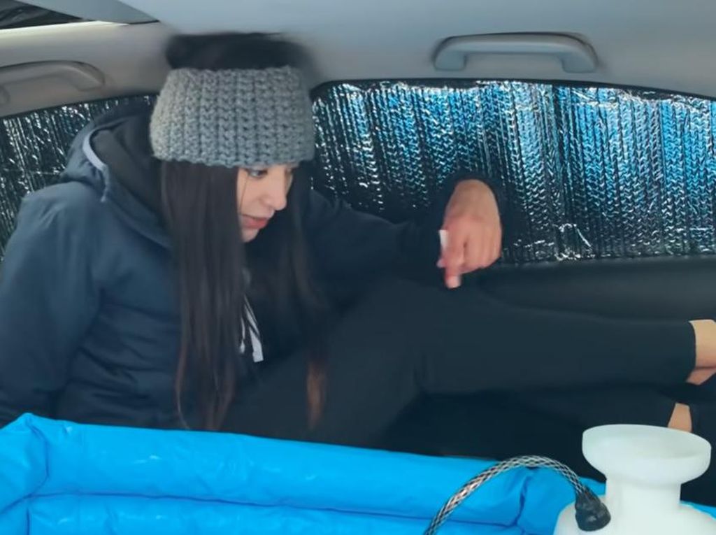 YouTuber Cantik Ini Nekat Mandi di Dalam Mobil Sedan, Sekalian Bikin Tutorialnya