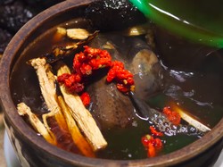 3 Makanan Asia Kaya Khasiat, Sup Ayam Hitam hingga Jamur Ulat!