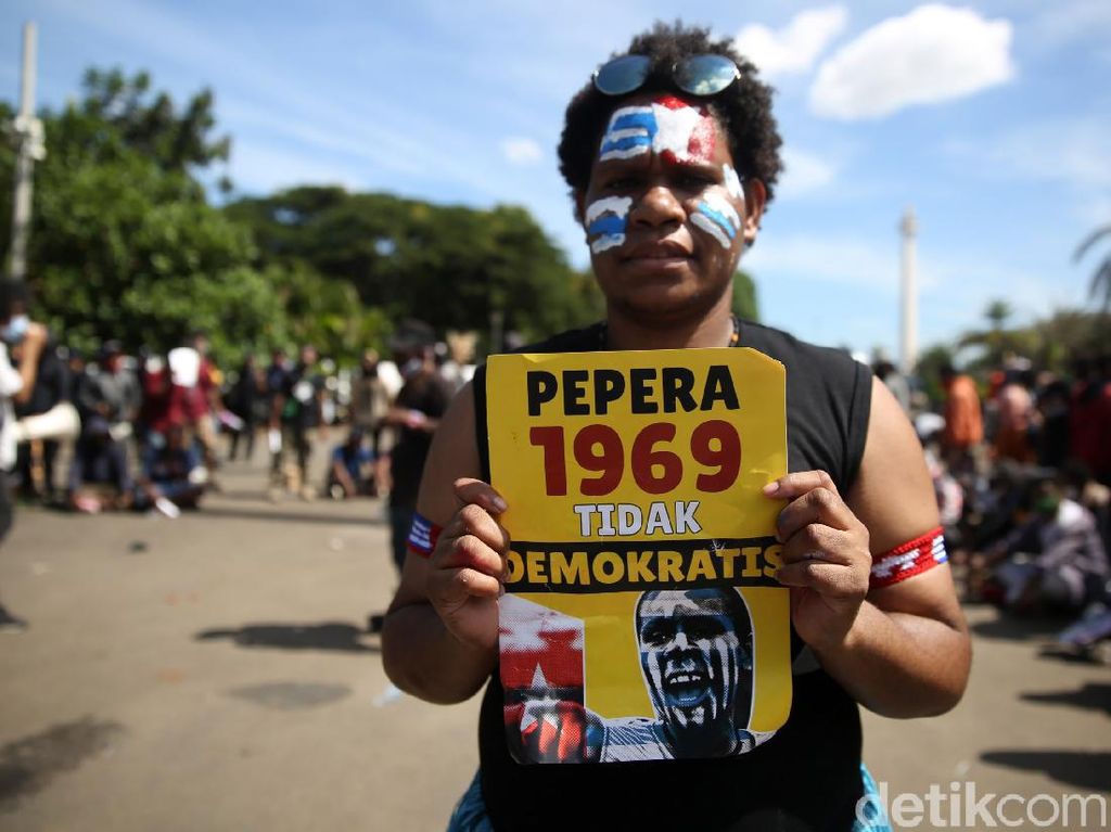 Aksi Mahasiswa Papua Tolak Otonomi Khusus Aksi Mahasiswa Papua Tolak Otonomi Khusus