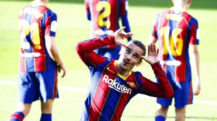 Barcelonas Antoine Griezmann celebrates after scoring his sides second goal during the Spanish La Liga soccer match between FC Barcelona and Osasuna at the Camp Nou stadium in Barcelona, Spain, Sunday, Nov. 29, 2020. (AP Photo/Joan Monfort)