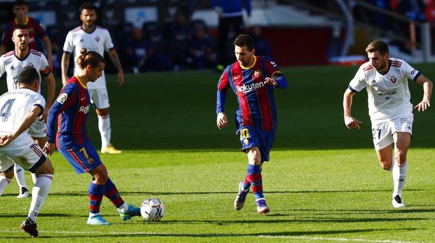 Barcelona's Antoine Griezmann, center left, controls the ball next to Barcelona's Lionel Messi, center, during the Spanish La Liga soccer match between FC Barcelona and Osasuna at the Camp Nou stadium in Barcelona, Spain, Sunday, Nov. 29, 2020. (AP Photo/Joan Monfort)
