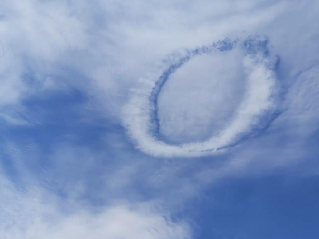 Ini Fakta Soal Fenomena Awan Berbentuk Cincin di Langit Kediri Ini Fakta Soal Fenomena Awan Berbentuk Cincin di Langit Kediri