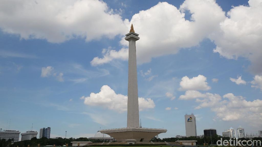 Birunya Langit Jakarta Hari Ini
