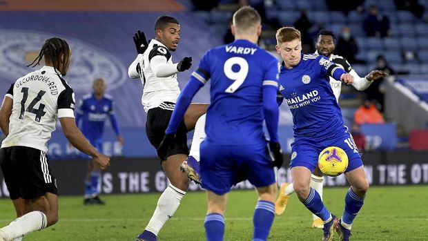Leicester's Harvey Barnes, right, scores his side's first goal during the English Premier League soccer match between Leicester City and Fulham at the King Power Stadium in Leicester, England, Monday, Nov. 30, 2020. (Michael Regan/Pool Photo via AP)