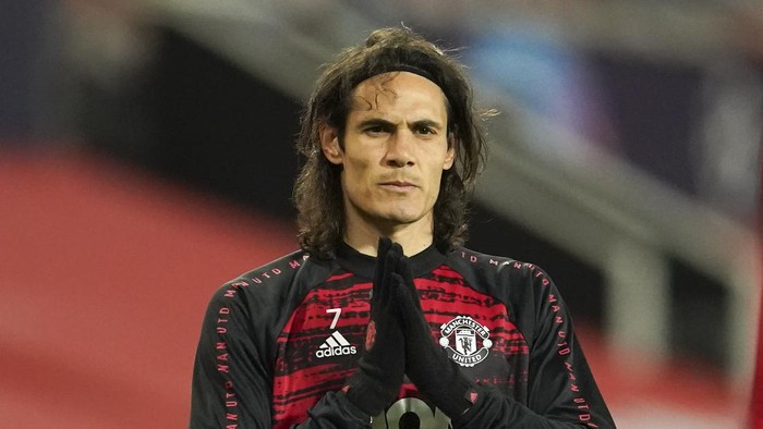 Manchester Uniteds Edinson Cavani warms up ahead of the Champions League Group H soccer match between Manchester United and Istanbul Basaksehir at Old Trafford in Manchester, England, Tuesday, Nov. 24, 2020. (AP Photo/Dave Thompson)