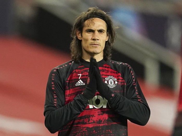 Manchester Uniteds Edinson Cavani warms up ahead of the Champions League Group H soccer match between Manchester United and Istanbul Basaksehir at Old Trafford in Manchester, England, Tuesday, Nov. 24, 2020. (AP Photo/Dave Thompson)