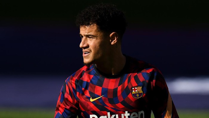 BARCELONA, SPAIN - NOVEMBER 29: Philippe Coutinho of FC Barcelona looks on during the warm up prior to the La Liga Santader match between FC Barcelona and C.A. Osasuna at Camp Nou on November 29, 2020 in Barcelona, Spain. (Photo by David Ramos/Getty Images)
