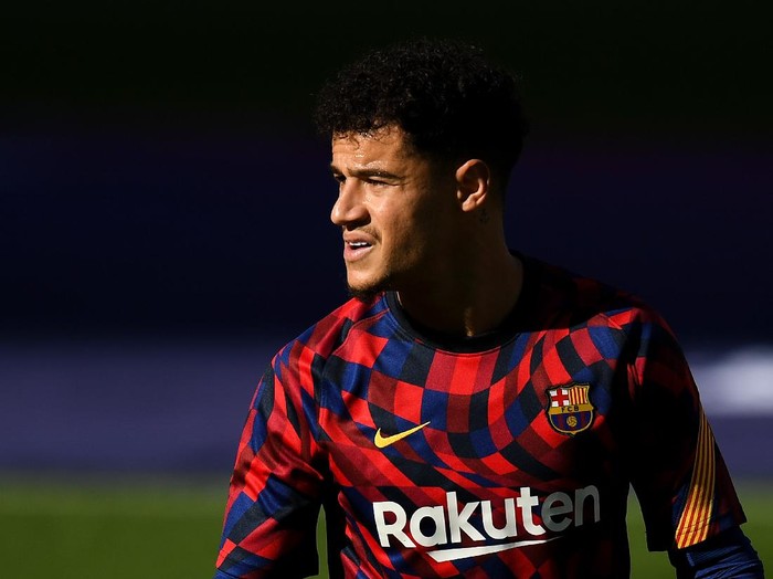 BARCELONA, SPAIN - NOVEMBER 29: Philippe Coutinho of FC Barcelona looks on during the warm up prior to the La Liga Santader match between FC Barcelona and C.A. Osasuna at Camp Nou on November 29, 2020 in Barcelona, Spain. (Photo by David Ramos/Getty Images)