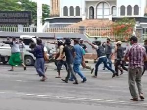 Diserang OTK, Seorang Massa Demo Tolak Habib Rizieq di Makassar Kena Busur Diserang OTK, Seorang Massa Demo Tolak Habib Rizieq di Makassar Kena Busur