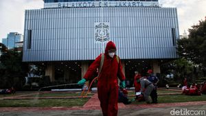 Balai Kota DKI Disemprot Disinfektan
