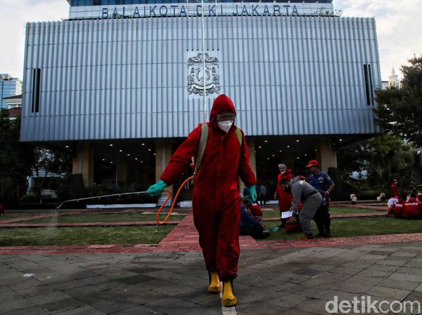 Balai Kota DKI Disemprot Disinfektan