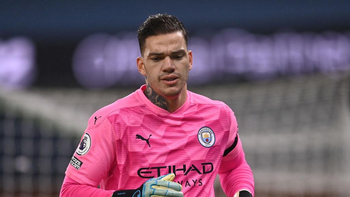 Kiper Manchester City, Ederson Moraes, berlatih tendangan penalti jelang final Liga Champions 2021. (Foto: Getty Images/Laurence Griffiths)