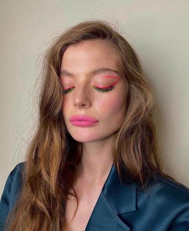 Floating eyeliner/pinterest.com/maddieladue Eyeliner mengambang akan menghasilkan tampilan tegas dan melengkung.