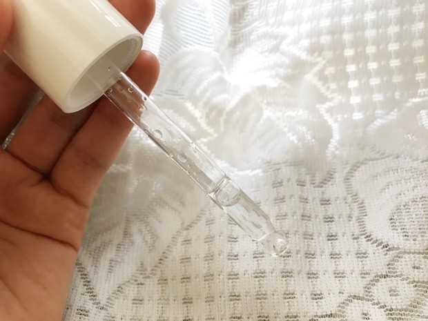 Cairan bening serum Somethinc Niacinamide + Moisture Beet.