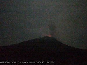 Gunung Lewotolok NTT Kembali Erupsi, Tinggi Abu Capai 700 Meter