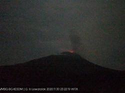 Gunung Lewotolok NTT Kembali Erupsi, Tinggi Abu Capai 700 Meter