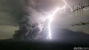 Penampakan Awan Panas dan Kilat Saat Semeru Meletus