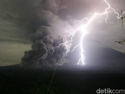 Gunung Semeru Meletus, Rute Maskapai Dialihkan