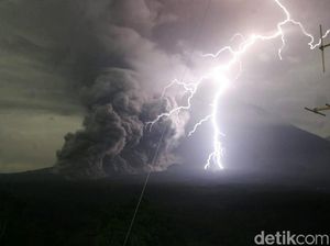 Penampakan Awan Panas dan Kilat Saat Semeru Meletus Penampakan Awan Panas dan Kilat Saat Semeru Meletus