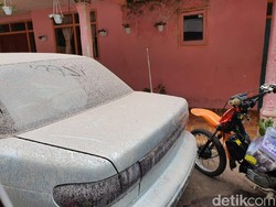 Gunung Semeru Meletus, Ketebalan Hujan Debu 3 Cm di Genting Rumah Warga