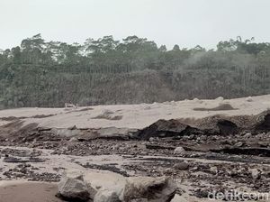 Penampakan Kendaraan-Alat Berat Tertimbun Material Vulkanik Semeru Penampakan Kendaraan-Alat Berat Tertimbun Material Vulkanik Semeru