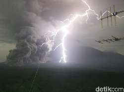 Gunung Semeru Meletus Dini Hari, Ada 7 Kali Suara Letusan