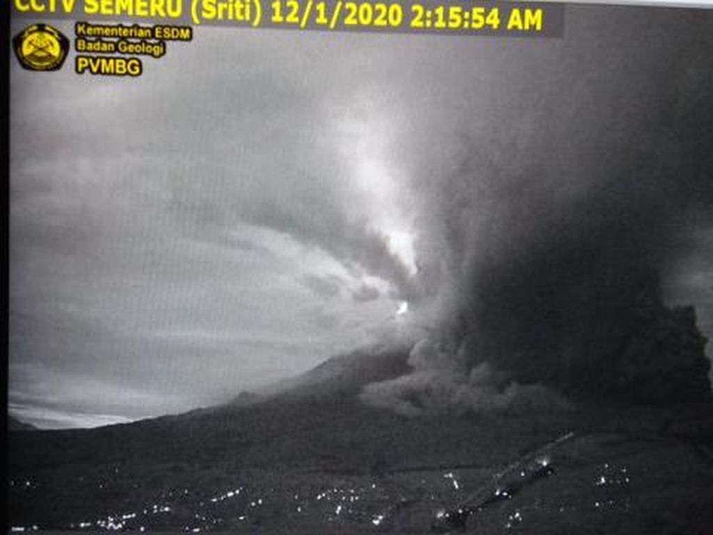 Gunung Semeru Meletus, Kini Tertutup Kabut Gunung Semeru Meletus, Kini Tertutup Kabut