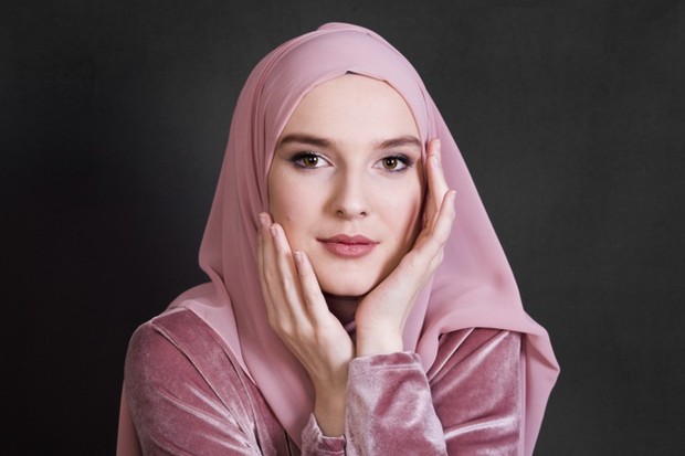 Biar Tampak Cerah Ini Pilihan Warna  Hijab Sesuai Warna  