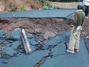 Jalan Penghubung Kecamatan di Ciamis Ambles Akibat Pergerakan Tanah
