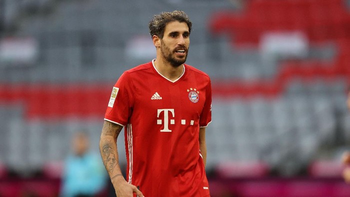 MUNICH, GERMANY - NOVEMBER 21: Javier Martinez of Bayern München looks on during the Bundesliga match between FC Bayern Muenchen and SV Werder Bremen at Allianz Arena on November 21, 2020 in Munich, Germany. (Photo by Alexander Hassenstein/Getty Images)