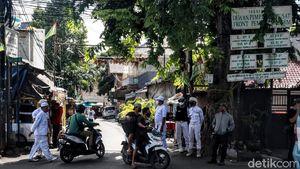 Jelang Pemeriksaan Habib Rizieq, Laskar FPI Jaga Petamburan III