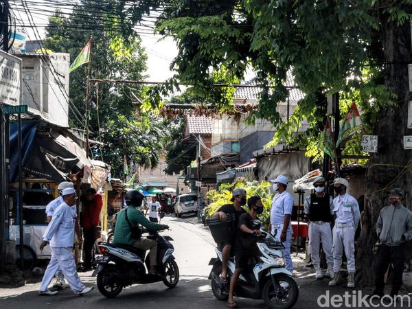Jelang Pemeriksaan Habib Rizieq, Laskar FPI Jaga Petamburan III