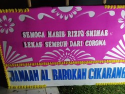 Karangan Bunga Lekas Sembuh Habib Rizieq Berdatangan di Kompleks Mutiara Sentul