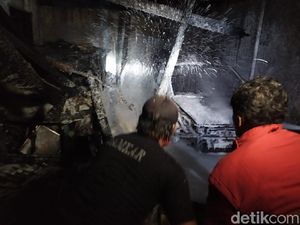 Kebakaran Gudang di Permukiman Padat Kota Mojokerto Hanguskan 2 Mobil