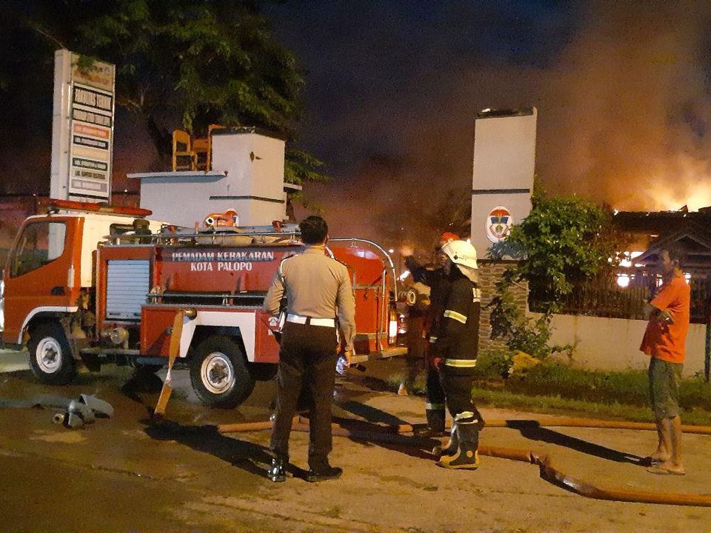 Gedung Fakultas Teknik Unanda Palopo Terbakar Subuh Tadi, Polisi Selidiki