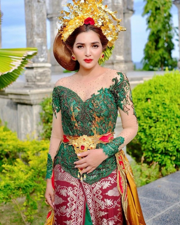 Cantik Banget Ini 8 Pesona Artis Indonesia Dalam Balutan Kebaya Bali