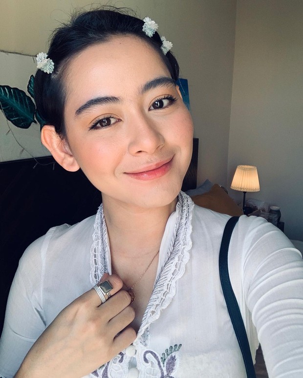 Potret Laura Theux dalam balutan kebaya Bali.