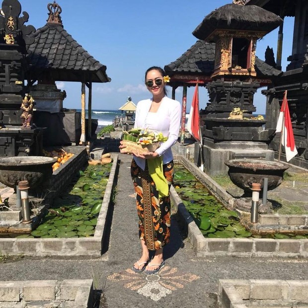 Potret Aura Kasih dalam balutan kebaya Bali.