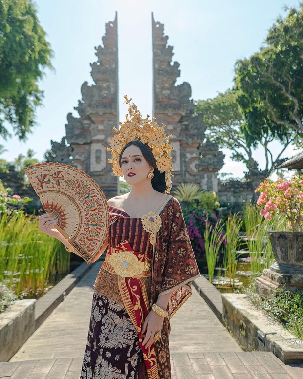 Potret Shandy Aulia dalam balutan kebaya Bali.